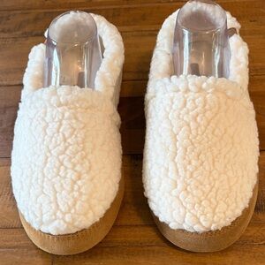 Acorn faux fur slippers 9.5-10.5, cream colored